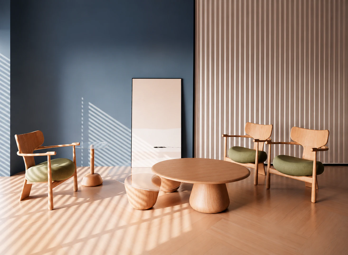 Ambiente com três poltronas Tucuxi, de Ye Design, dispostas entre mesas de madeira sob luz natural.